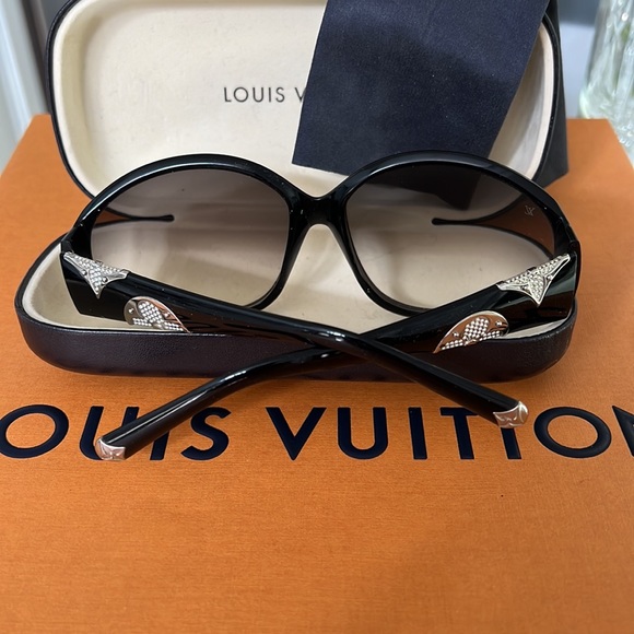 LOUIS VUITTON “IRIS” Sunnies😎 - Picture 3 of 17